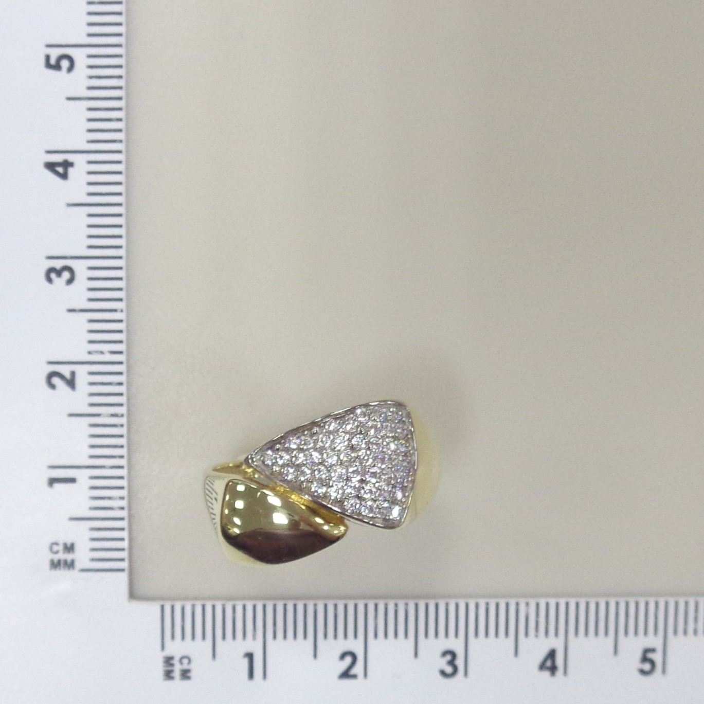 Золотое кольцо 585 пробы; желтое золото; родий; вставки 44 Фианит бесцв.;